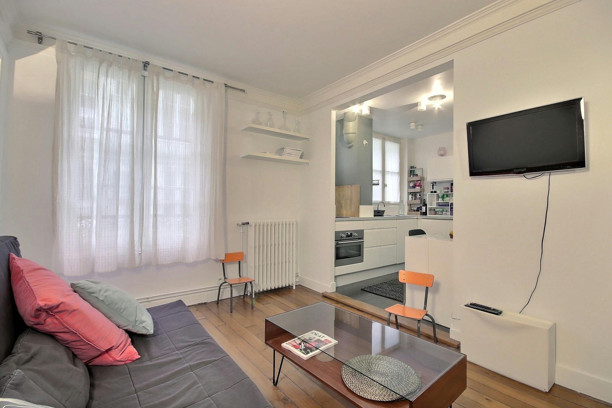 Apartment for rent for €1,540 per month in Paris, Rue de Clignancourt