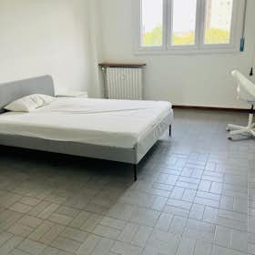 私人房间 正在以 €690 的月租出租，其位于 Milan, Via Francesco Cilea