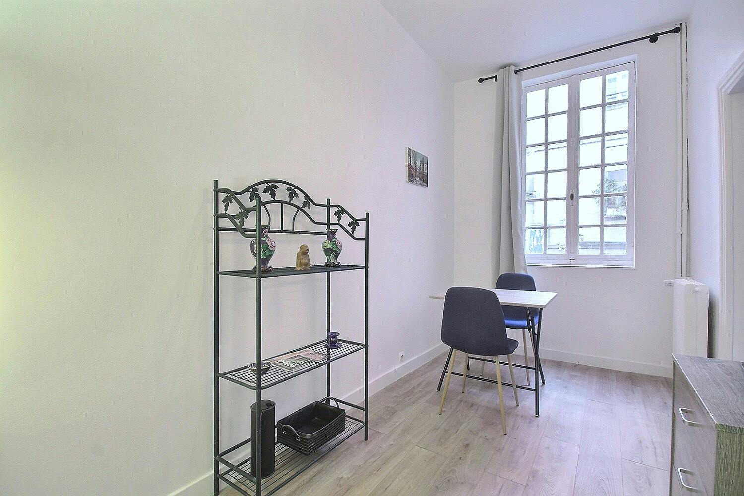 Apartment for rent for €1,997 per month in Paris, Rue de Seine