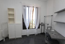私人房间 正在以 €480 的月租出租，其位于 Piraeus, Akti Themistokleous