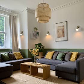 公寓 正在以 £1,950 的月租出租，其位于 Lichfield, Brookhay Lane
