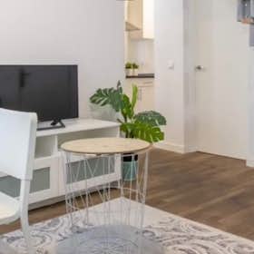 Apartment for rent for €1,600 per month in Madrid, Calle de Blasco de Garay