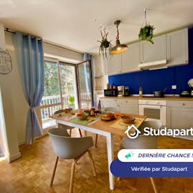 Apartment for rent for €1,350 per month in Saint-Étienne, Rue Tréfilerie