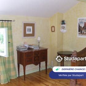 私人房间 正在以 €400 的月租出租，其位于 Limonest, Allée du Corbelet