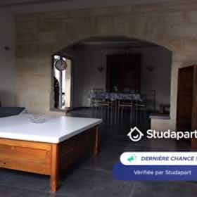 公寓 正在以 €1,395 的月租出租，其位于 Nîmes, Impasse Laënnec
