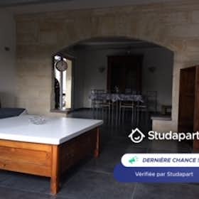 Apartamento para alugar por € 1.395 por mês em Nîmes, Impasse Laënnec