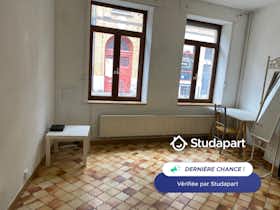 Apartament de închiriat pentru 796 EUR pe lună în Lille, Rue Bourjembois