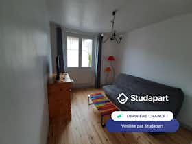 Appartement te huur voor € 490 per maand in Saint-Étienne, Rue Henri Dechaud