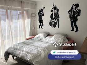 Appartement te huur voor € 749 per maand in Antibes, Avenue Guy de Maupassant