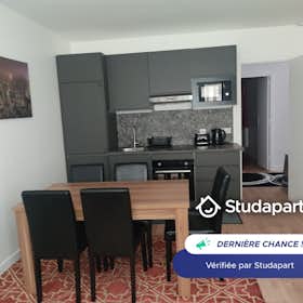 Apartment for rent for €2,000 per month in Vincennes, Avenue de Paris