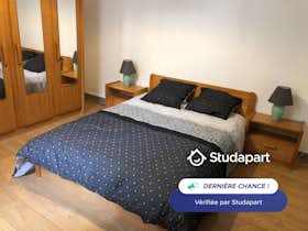 Apartment for rent for €1,280 per month in Bordeaux, Rue Planterose