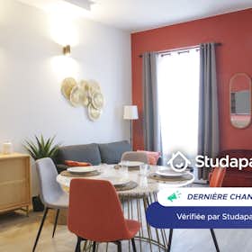 Apartment for rent for €2,150 per month in Bordeaux, Rue des Bahutiers
