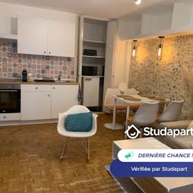 Appartement te huur voor € 900 per maand in Saint-Étienne, Rue Tréfilerie