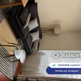 Apartment for rent for €1,110 per month in Bordeaux, Rue Sansas