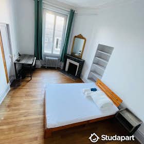 私人房间 正在以 €500 的月租出租，其位于 Bourges, Place Planchat