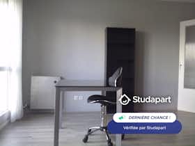 Apartment for rent for €425 per month in Saint-Julien-les-Villas, Rue Thénard