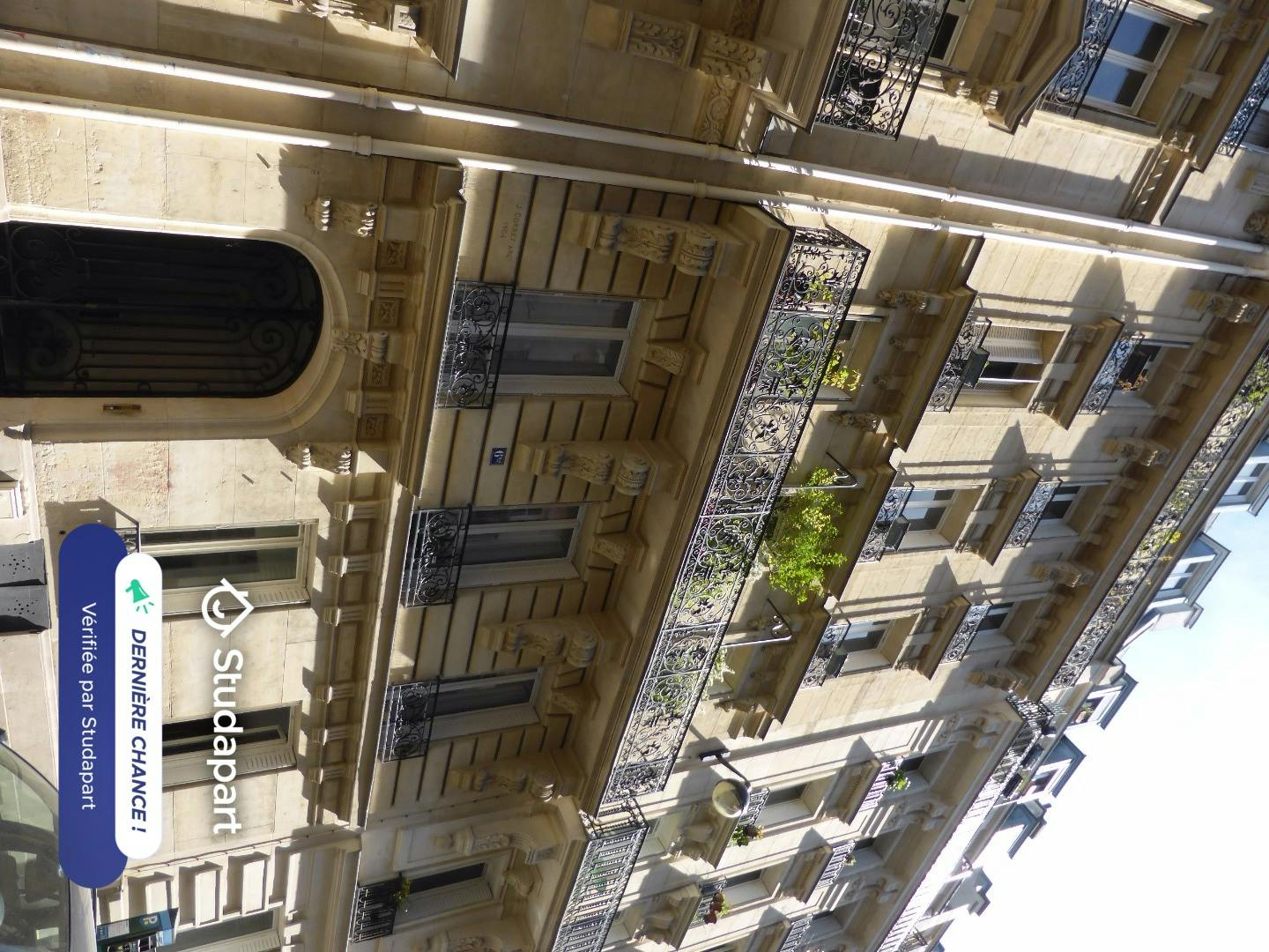 Apartment for rent for €1,190 per month in Paris, Rue Coysevox