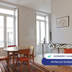 Apartment for rent for €1,400 per month in Bordeaux, Rue Huguerie