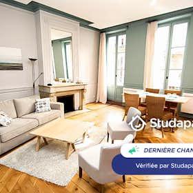 Apartment for rent for €1,800 per month in Bordeaux, Rue de la Rousselle