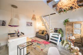Apartment for rent for €1,600 per month in Madrid, Calle de Segovia