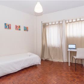 Private room for rent for €730 per month in Lisbon, Rua do Pau de Bandeira