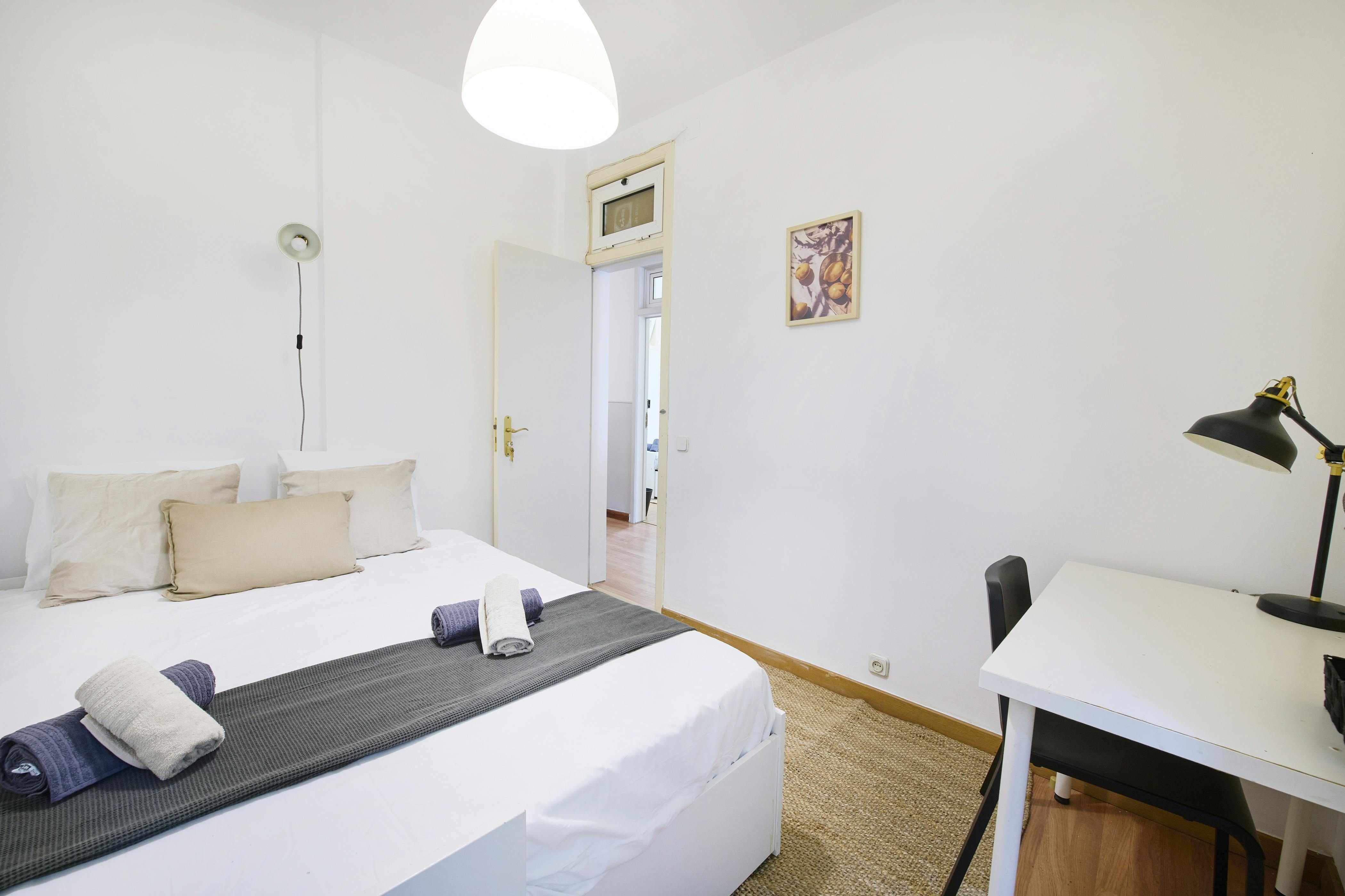 Private room for rent for €490 per month in Lisbon, Rua de Ponta Delgada