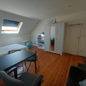 Apartment for rent for €750 per month in Ixelles, Boulevard Général Jacques