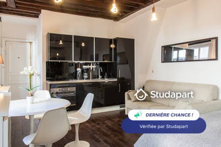 Apartment for rent for €1,700 per month in Paris, Rue Saint-Martin