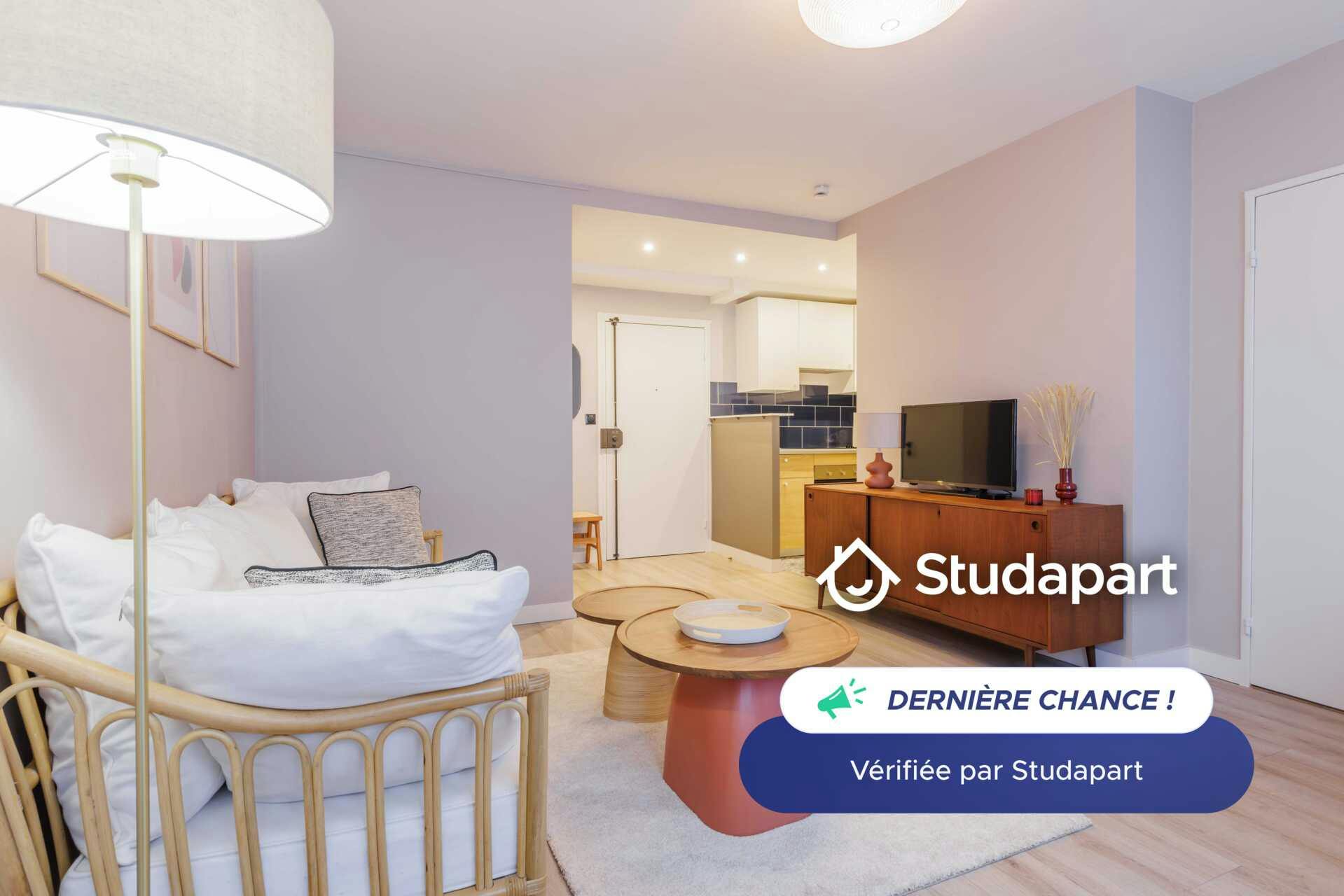 Apartment for rent for €2,500 per month in Paris, Avenue de Versailles