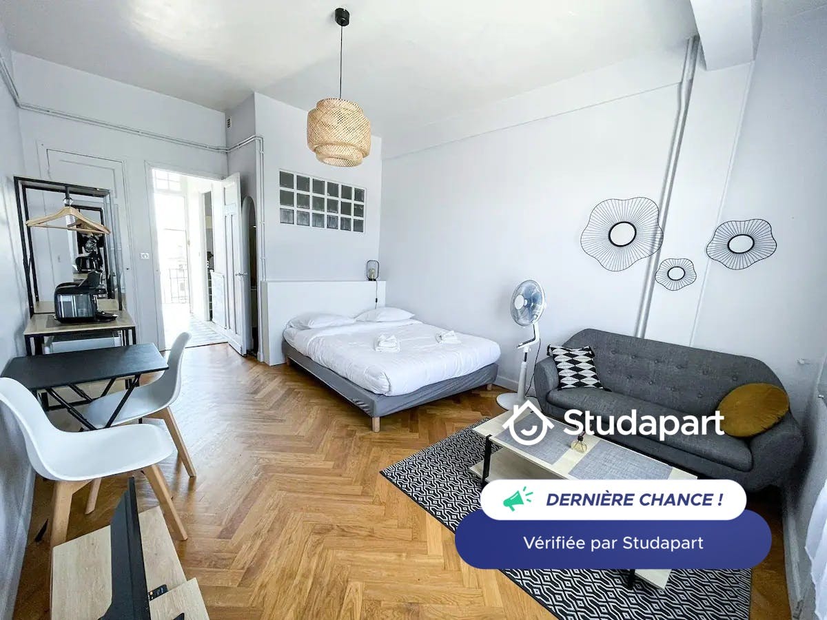 Lägenhet att hyra för 750 € i månaden i Antibes, Avenue du Docteur Fabre