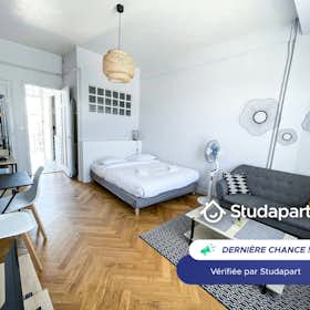 Appartement te huur voor € 700 per maand in Antibes, Avenue du Docteur Fabre