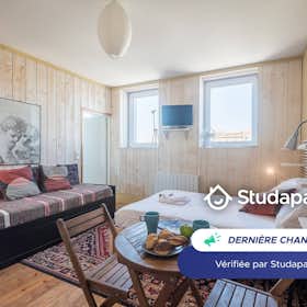 Apartment for rent for €830 per month in Bordeaux, Place de Stalingrad