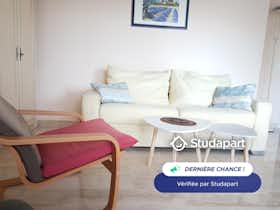 Appartement te huur voor € 650 per maand in Mandelieu-la-Napoule, Avenue Janvier Passero