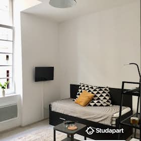 Apartment for rent for €820 per month in Bordeaux, Cours Victor Hugo