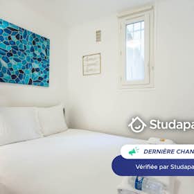 Apartment for rent for €1,890 per month in Paris, Rue des Trois Frères