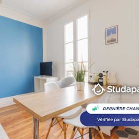 Apartment for rent for €2,250 per month in Paris, Rue Legendre