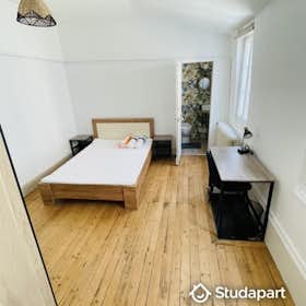 私人房间 正在以 €560 的月租出租，其位于 Bourges, Place Planchat
