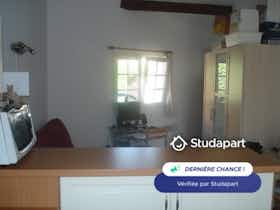 Apartment for rent for €640 per month in Aix-en-Provence, Résidence Val Saint-Donat II