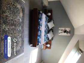 Отдельная комната сдается в аренду за 450 € в месяц в Charbonnières-les-Bains, Montée des Lauriers