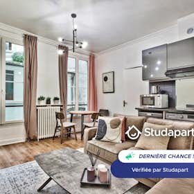 Apartment for rent for €1,900 per month in Paris, Rue Godot de Mauroy