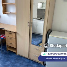 Apartment for rent for €435 per month in Lille, Rue Bourjembois