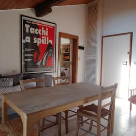 Apartment for rent for €1,900 per month in Bologna, Via del Parco