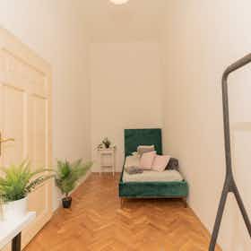 Private room for rent for €360 per month in Budapest, Gutenberg tér