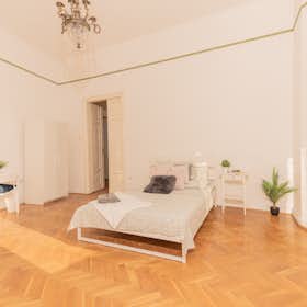 Private room for rent for HUF 157,675 per month in Budapest, Gutenberg tér