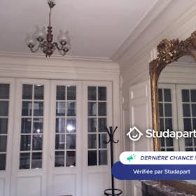 Apartment for rent for €1,460 per month in Lille, Rue Barthélemy Delespaul