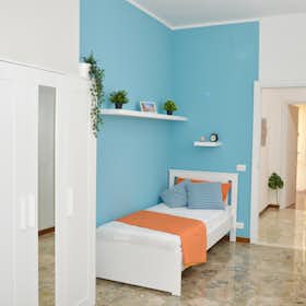 Private room for rent for €450 per month in Modena, Viale Ludovico Antonio Muratori