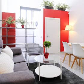 公寓 正在以 €1,100 的月租出租，其位于 Madrid, Calle de Vázquez de Mella