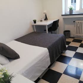 Private room for rent for €530 per month in Madrid, Paseo de la Castellana