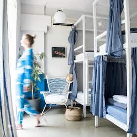 Mehrbettzimmer zu mieten für 350 € pro Monat in Athens, Ippokratous
