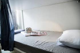 Mehrbettzimmer zu mieten für 350 € pro Monat in Athens, Ippokratous